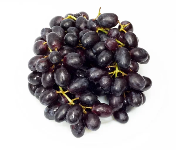 Stelletje zwarte druiven geïsoleerd op witte achtergrond — Stockfoto