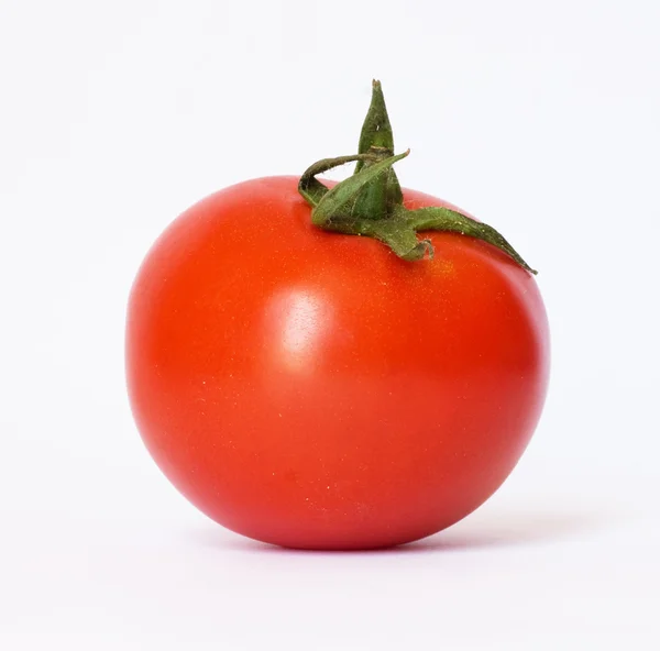 Крупный план одного красного помидора на белом фоне — стоковое фото