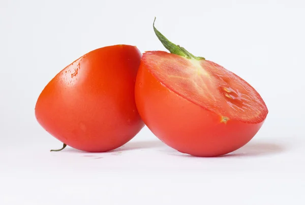 Dvě rajčata izolované na bílém pozadí — Stock fotografie