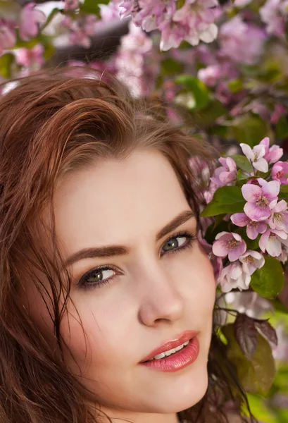 Porträt einer jungen schönen Frau in Frühlingsblumen — Stockfoto