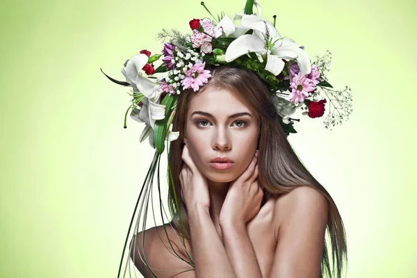 Mulher bonita com coroa de flores. — Fotografia de Stock