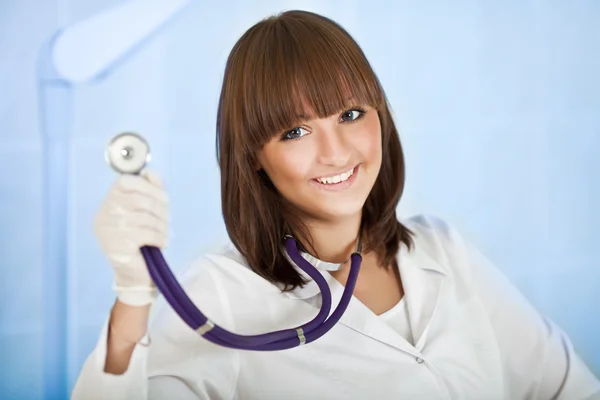 Glad kvinnliga läkare med stetoskop — Stockfoto