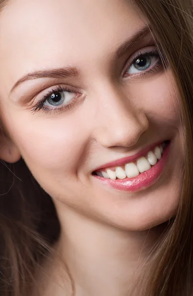 Schöne junge Frau lächelnd. isoliert über weißem Hintergrund — Stockfoto