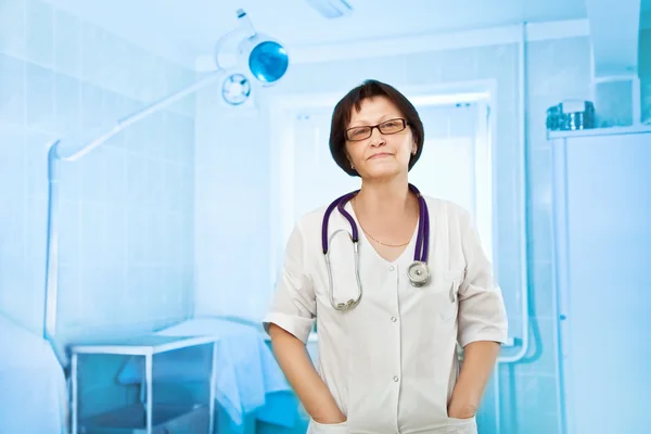 Porträtt av kvinnlig överläkare på sjukhuset rum på backgroung — Stockfoto