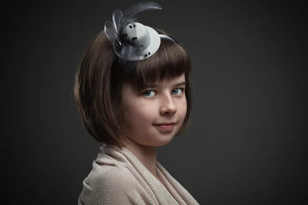 暗い背景にエレガントな小さな女の子のレトロな肖像画 — ストック写真