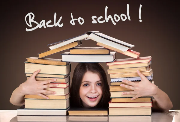 Chica adolescente con muchos libros alrededor, de vuelta a la escuela — Foto de Stock