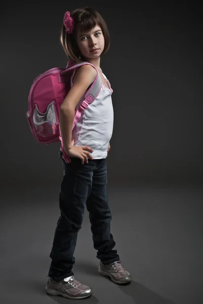 Retrato de uma menina pequena bonito, indo para a escola — Fotografia de Stock