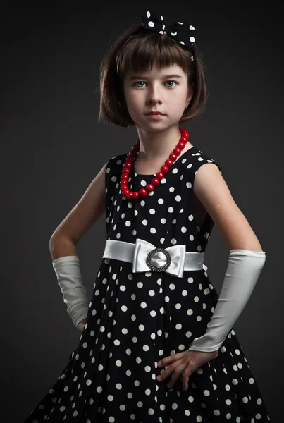 エレガントな昔ながらの立っている小さな女の子服を着てください。 — ストック写真
