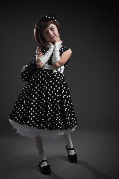 Stående eleganta gammaldags klädd liten flicka — Stockfoto