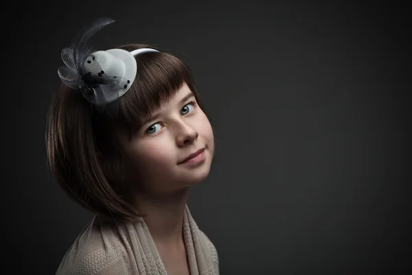 Retro portrét elegantní malá holčička na tmavém pozadí — Stock fotografie