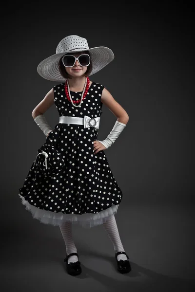 De pé elegante old-fashioned vestido menina — Fotografia de Stock