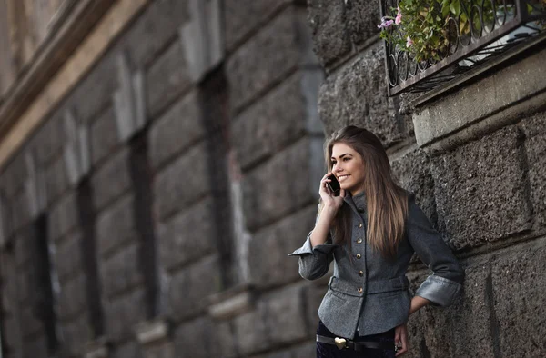 Щаслива молода леді розмовляє по мобільному телефону — стокове фото