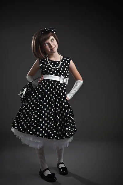 Stående eleganta gammaldags klädd liten flicka — Stockfoto