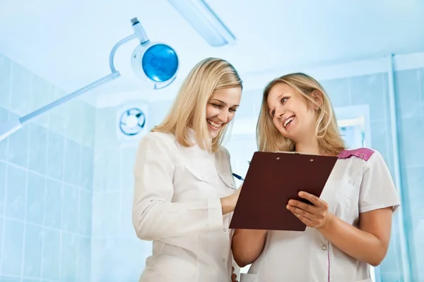 Två kvinnliga läkare på sjukhus — Stockfoto