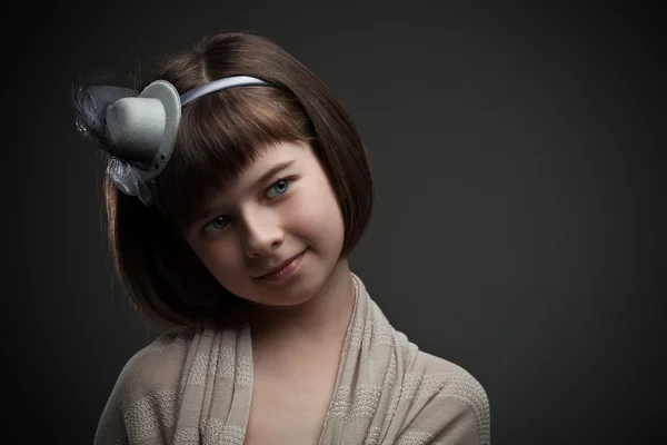 Ретро-портрет элегантной маленькой девочки на тёмном фоне — стоковое фото