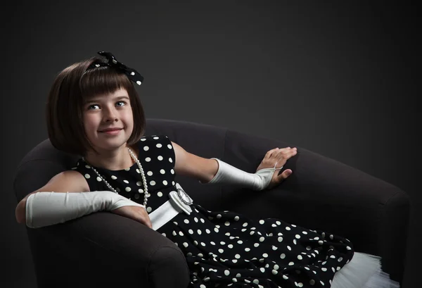 Κομψό ντεμοντέ ντυμένος κοριτσάκι που κάθεται στην καρέκλα — Φωτογραφία Αρχείου