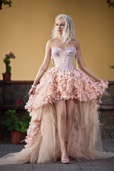 Mujer rubia de lujo hermosa en vestido de novia — Foto de Stock