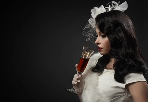 Sierlijke vrouw met glas wijn. Retro portret — Stockfoto