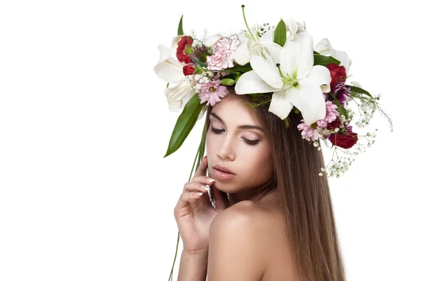 Όμορφη γυναίκα με λουλούδι στεφάνι. χώρο για κείμενο. — Φωτογραφία Αρχείου