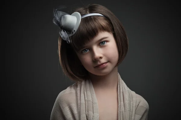 Ретро-портрет элегантной маленькой девочки на тёмном фоне — стоковое фото