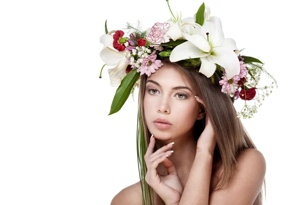 Belle femme avec une couronne de fleurs. Espace pour le texte . — Photo