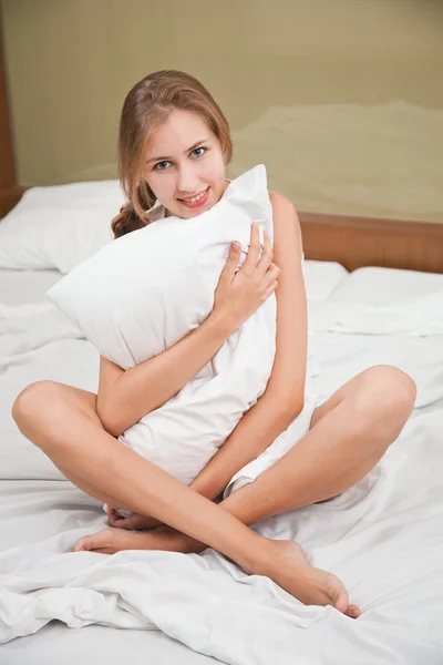 Портрет свежей и красивой женщины на кровати — стоковое фото