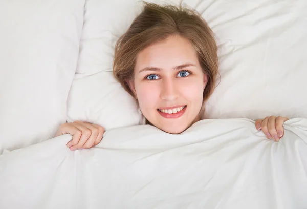 Retrato de jovem bela mulher na cama — Fotografia de Stock