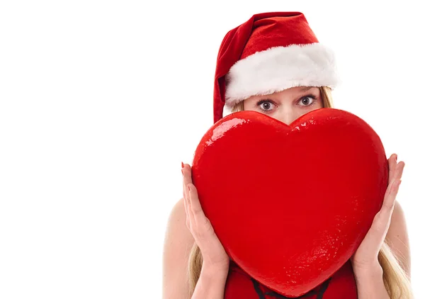 分離した赤いハートと美しい若いクリスマス女性 — ストック写真