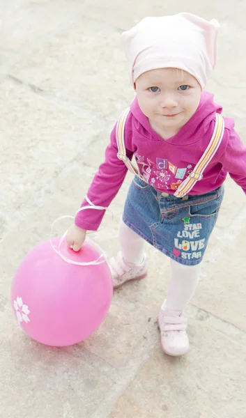 蹒跚学步与粉红色的气球 — 图库照片