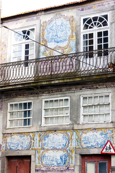 Σπίτι με μεγεθυντικό καθρέφτη (κεραμίδια), Πόρτο, Πορτογαλία — Φωτογραφία Αρχείου