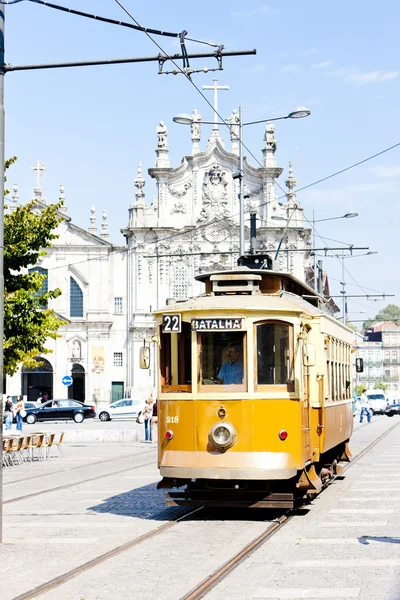 Tram in front of Carmo Church (Igreja do Carmo), Porto, Portugal — Stock Photo, Image