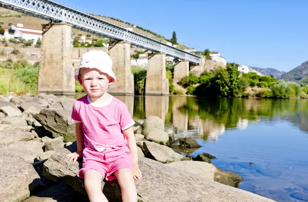 Little girl sitting at railway viaduct in Douro Valley, Portugal — Stok fotoğraf