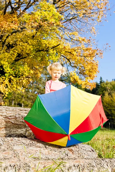 Bambina con ombrello nella natura autunnale — Foto Stock