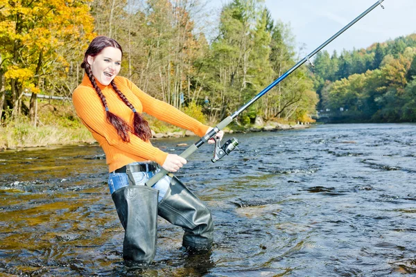 Donna che pesca nel fiume Otava, Repubblica Ceca — Foto Stock