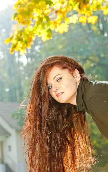Sonbaharda genç bir kadının portresi — Stok fotoğraf