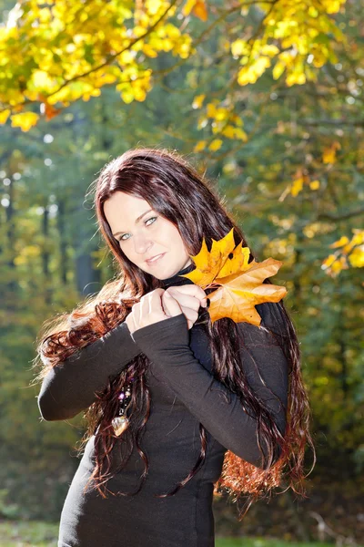 秋の若い女性の肖像画 — ストック写真