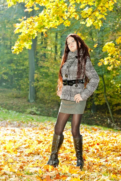 Vrouw in de herfst natuur — Stockfoto