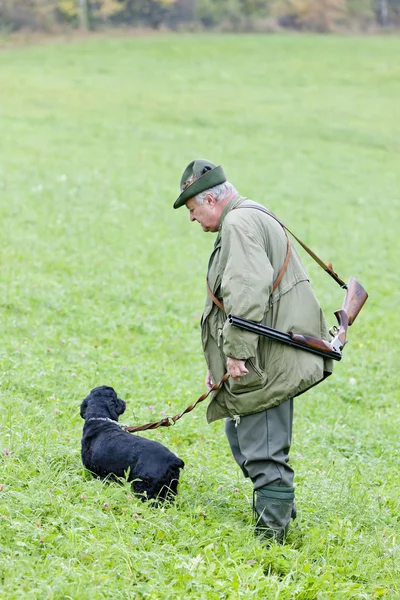 Cazador con su perro caza — Foto de Stock