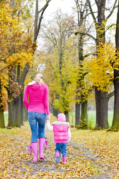 Matka z córką w jesienny aleja — Zdjęcie stockowe