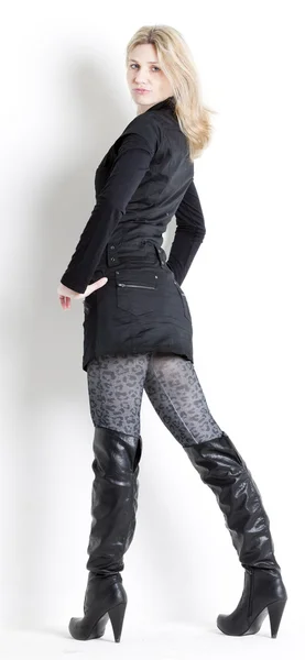 Kvinnan bär trendiga svarta stövlar — Stockfoto