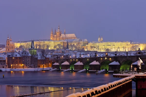 Hradčany s Karlovým mostem v zimě, Praha, Česká republika — Stock fotografie