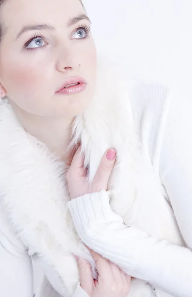Frau trägt weißen Pullover — Stockfoto