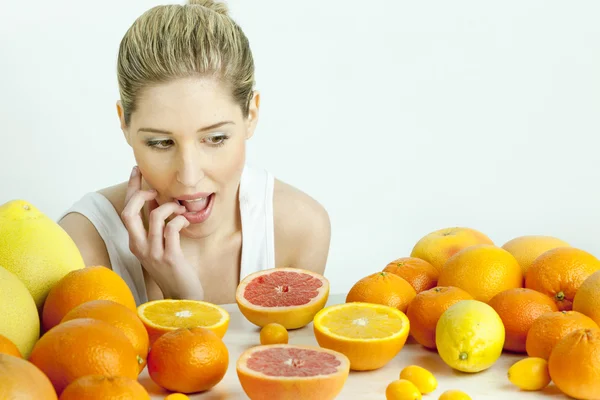 Mulher com citrinos — Fotografia de Stock