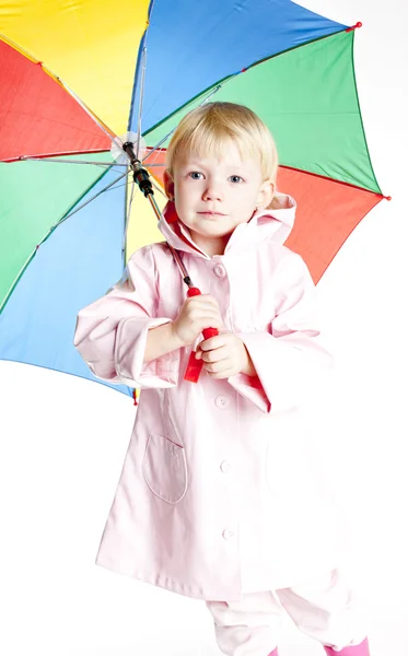 Klein meisje met paraplu — Stockfoto