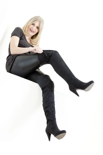 Nő visel divatos fekete csizma — Stock Fotó