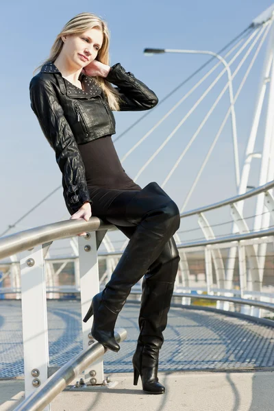 女性の身に着けているファッショナブルな黒のブーツ — ストック写真