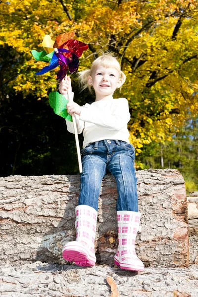 Kleines Mädchen mit einer Fahne — Stockfoto
