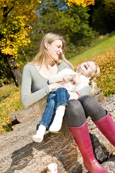 Mother with her little daughter in autumnal nature — Stock Photo, Image