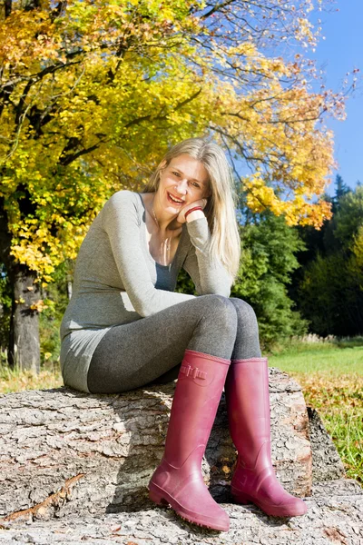 Woman sitting in autumnal nature — Stock Photo, Image