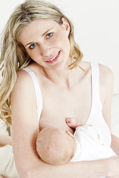 Retrato de la madre amamantando a su bebé — Foto de Stock